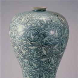 thumbnailA narrow, wide-shouldered, down-looking, down-shaped Sanggam celadon / National Treasure Number 68 [7]