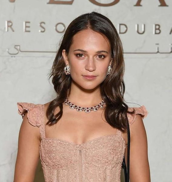 파일:AliciaVikander.jpg