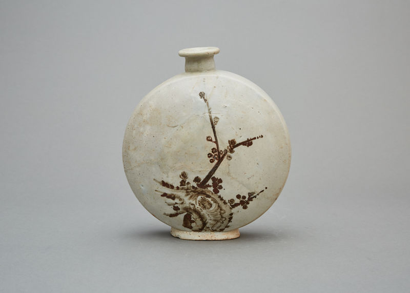 파일:백자철화 매죽문 편병 PS0100332700700171300000 0.jpg