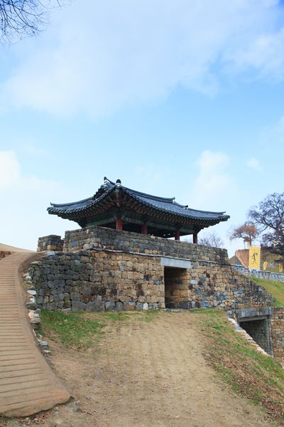 파일:공주 공산성 성안쪽에서 바라본 금서루 (촬영년도 2015년).jpg