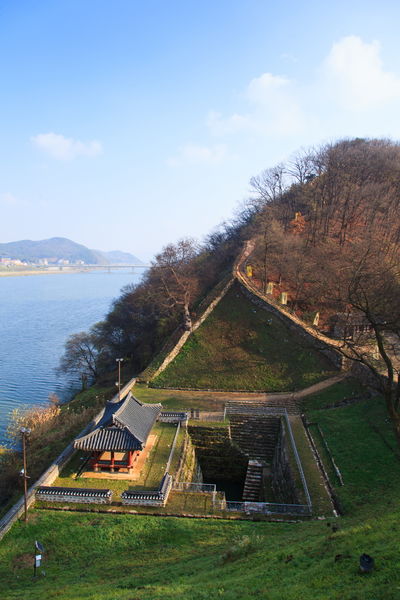 파일:공주 공산성 성곽길에서 바라본 만하루와 연지 (촬영년도 2015년).jpg