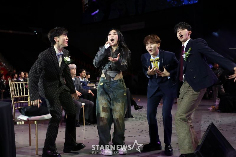 파일:부석순 이영지 무대.jpg