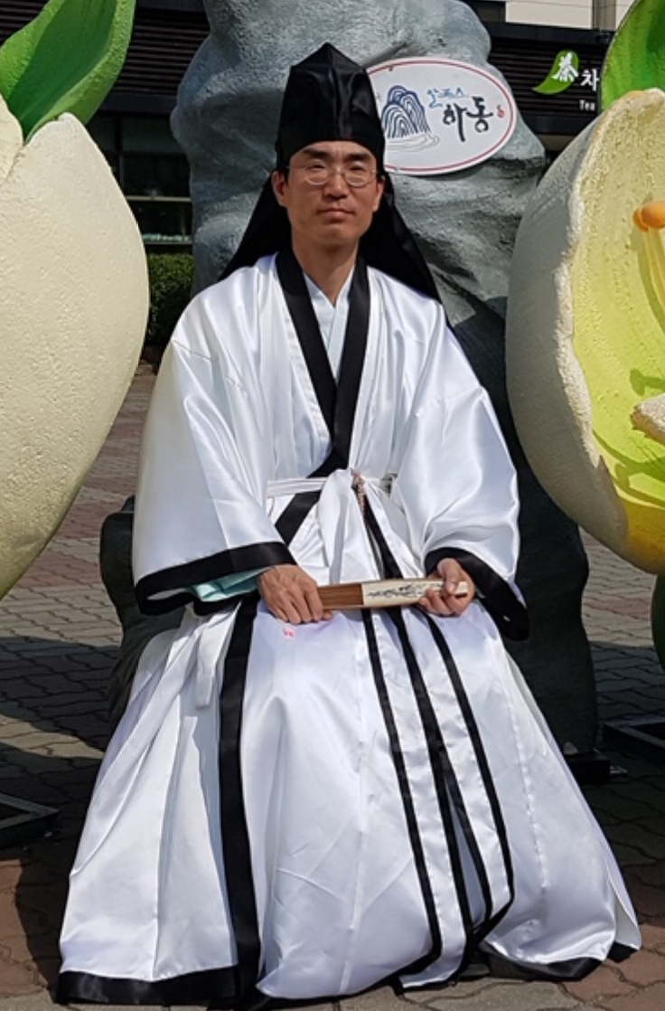 심의 입은 최시남-하동야생차축제2019.png