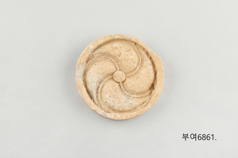 파일:부여6861 바람개비무늬수막새.jpg