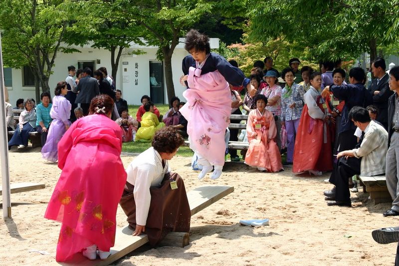 파일:널뛰기 모습 현대.jpg
